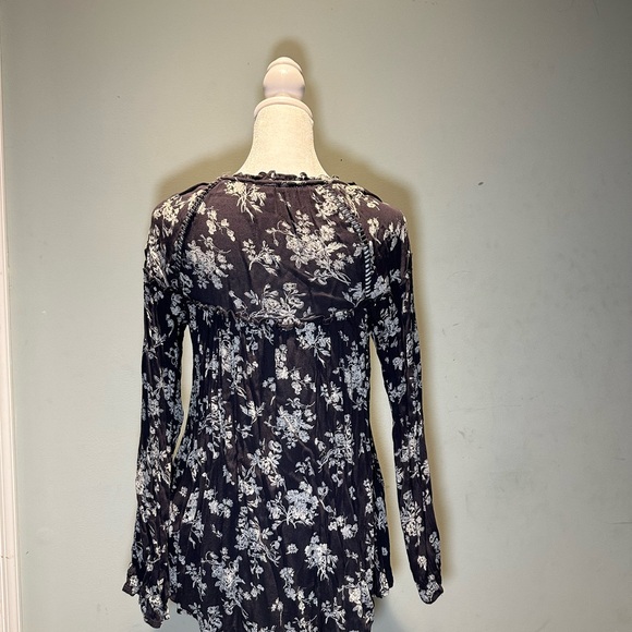 Cute flowy blouse - Picture 4 of 5